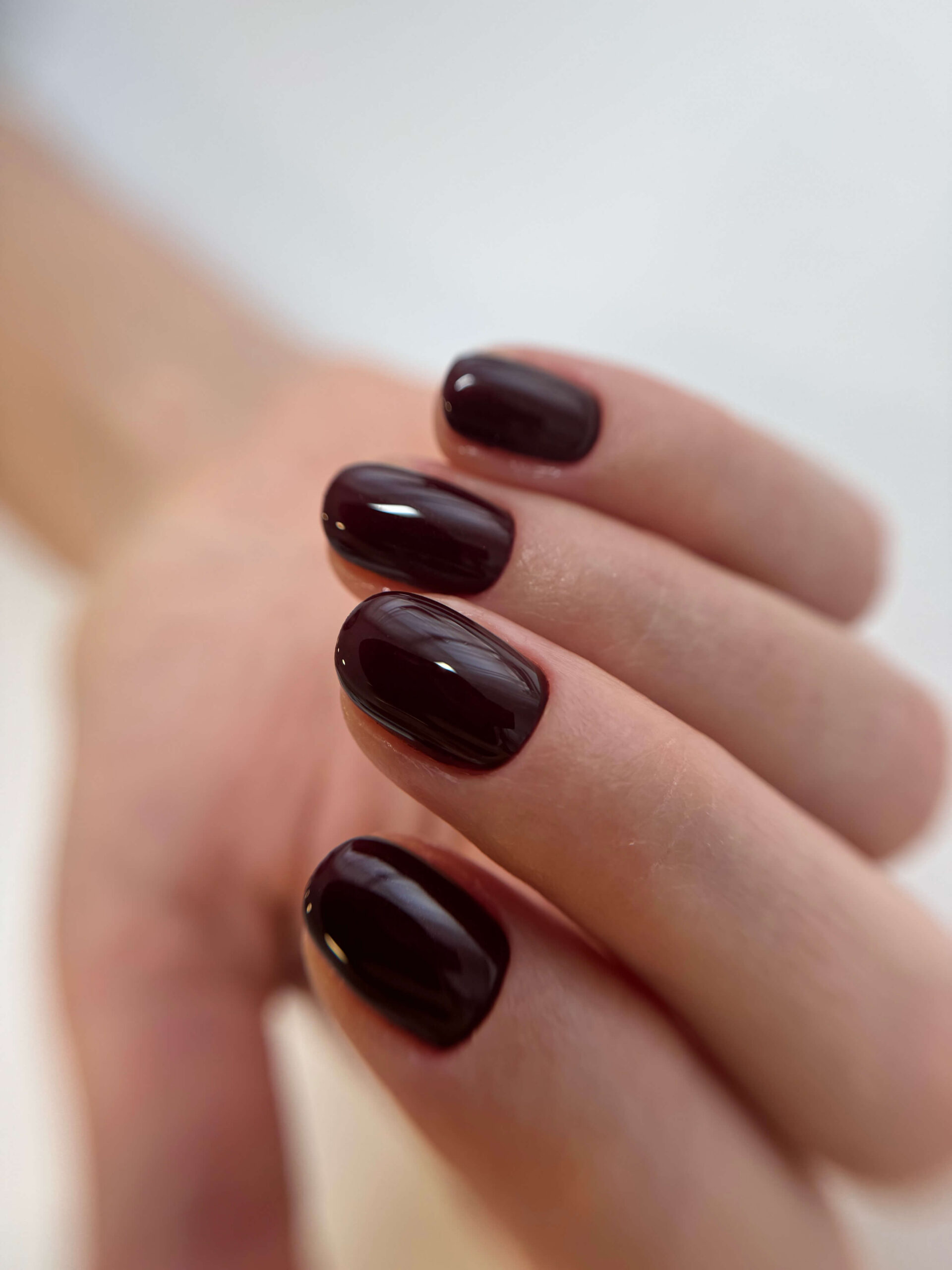 Elegantná bordová manikúra na krátkych nechtoch v Pezinku - Urban Beauty