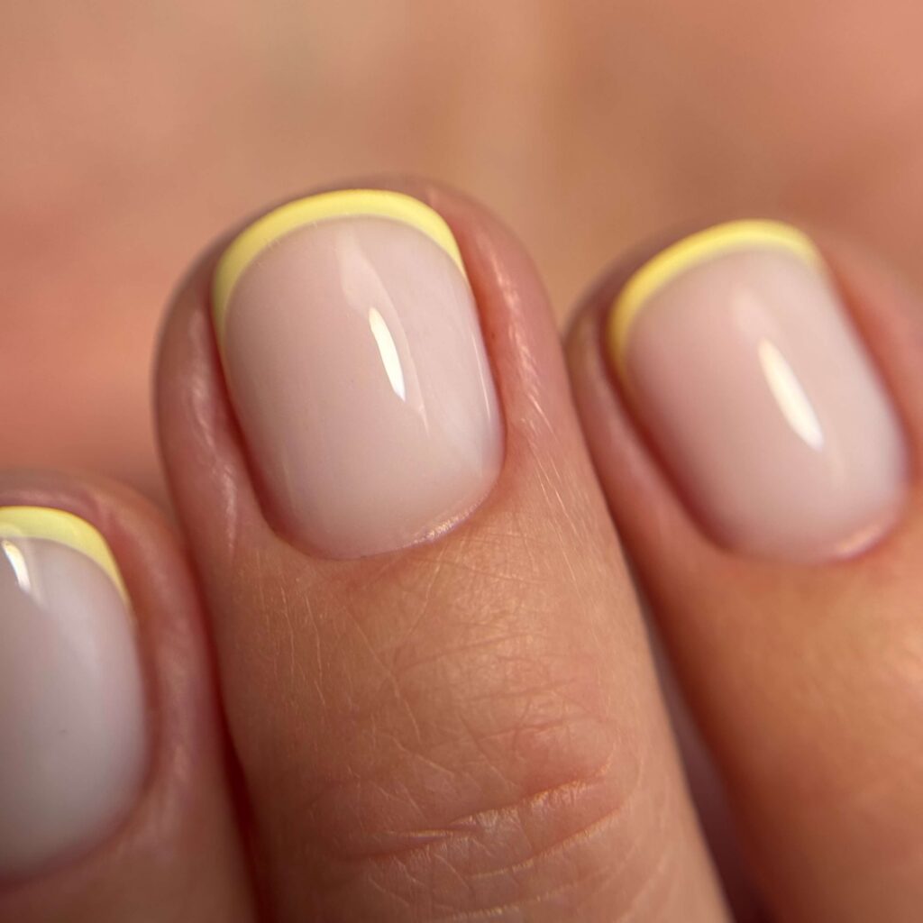 Detail úpravy nechtovej kožičky a francúzskej manikúry Urban Beauty