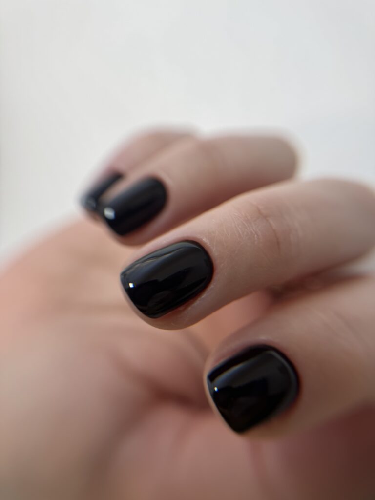 Čierny gél lak na krátkych nechtoch v nechtovom salóne Urban Beauty Pezinok