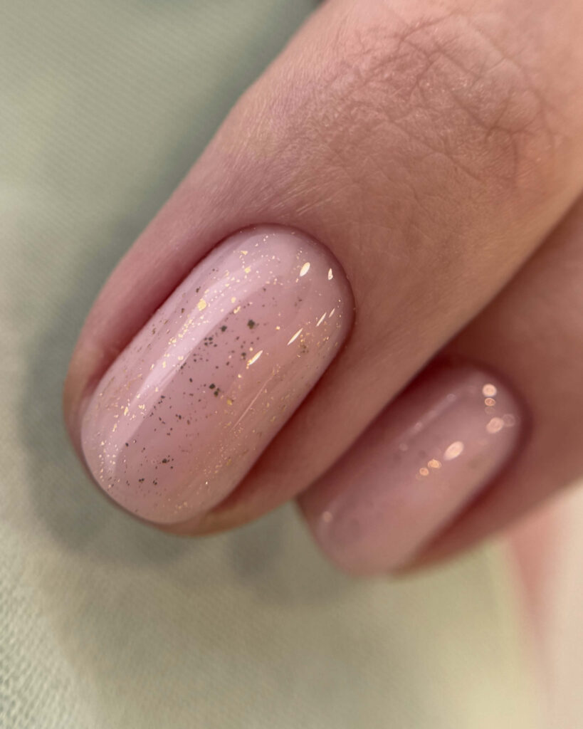 Jemná nude manikúra s trblietkami - nechtový salón Urban Beauty nechty Pezinok