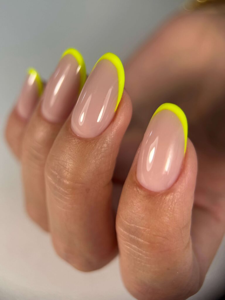 Moderná žltá francúzska manikúra v salóne Urban Beauty nechty Pezinok